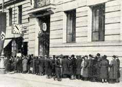 Wiener Juden vor dem Passamt