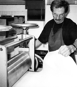 Herbert Friedl in seiner Werkstatt