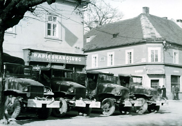 Amerikanische Armeelastwagen am Hauptplatz Bad Hall